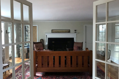 Diseño de sala de estar cerrada y blanca tradicional grande sin televisor con paredes beige, suelo de madera clara, todas las chimeneas, marco de chimenea de madera y suelo marrón