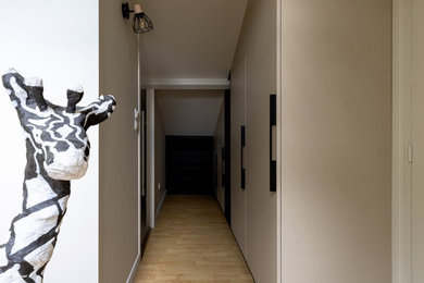 Cette photo montre une chambre tendance.