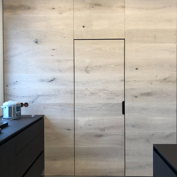 Küchentraum in Schwarz mit Holzwand und verstecktem Raum