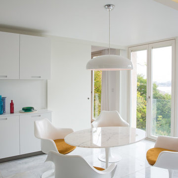 Modern White Kitchen with touches of color, by Architect Your Home Portugal