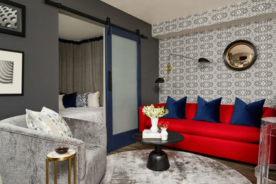 Imagen de salón para visitas abierto moderno pequeño con paredes grises, suelo de baldosas de porcelana, televisor colgado en la pared, suelo marrón y papel pintado