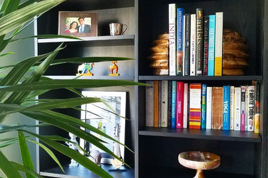 Minimalist living room photo in Chicago