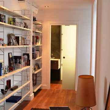 Pasillo con biblioteca