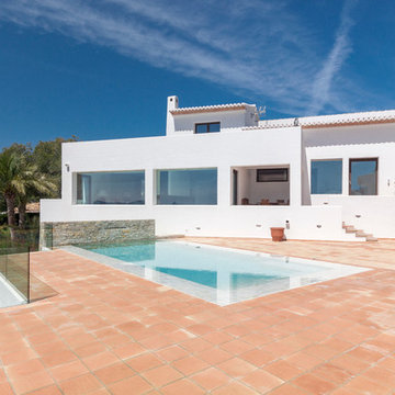 Piscina infinity con marmol blanco