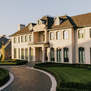 Driveway featuring Unilock Courtstone Inlay with Unilock Brussels Border