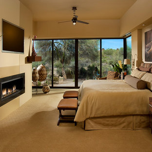Ispirazione per una camera matrimoniale american style con pareti beige, moquette e camino lineare Ribbon