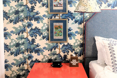 ニューヨークにある中くらいなミッドセンチュリースタイルのおしゃれな客用寝室 (青い壁、カーペット敷き、茶色い床、壁紙) のインテリア