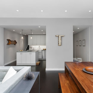 Idéer för att renovera ett mellanstort funkis allrum med öppen planlösning, med grå väggar, ett finrum, målat trägolv och brunt golv