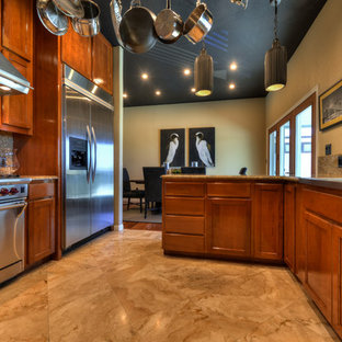 Küchen mit Edelstahl-Arbeitsplatte und Travertin Ideen, Design & Bilder