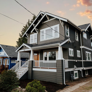 シアトルのトラディショナルスタイルのおしゃれな家の外観 (木材サイディング、茶色い外壁、寄棟屋根、戸建、板屋根) の写真