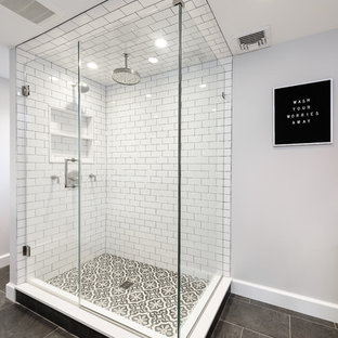 Badezimmer mit Bidet und Falttür-Duschabtrennung Ideen, Design & Bilder