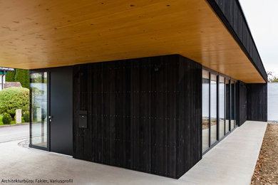 Moderne Holzfassade Haus mit schwarzer Fassadenfarbe in Stuttgart