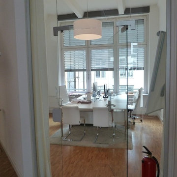 TRANSPARENTES CHEFZIMMER