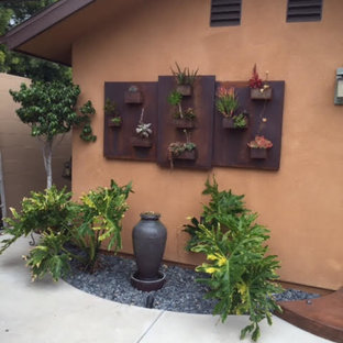 ロサンゼルスのサンタフェスタイルのおしゃれな家の外観の写真