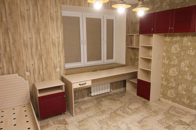 Imagen de dormitorio infantil de 4 a 10 años mediterráneo de tamaño medio con paredes beige, suelo de corcho, suelo beige, todos los diseños de techos y papel pintado