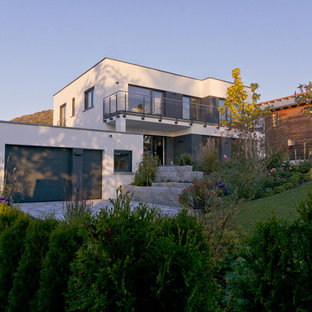 Mittelgroßes, Zweistöckiges, Weißes Modernes Haus mit Putzfassade und Flachdach in Nürnberg