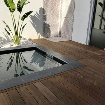 Création d'une plage de piscine en bois exotique.