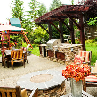 シアトルの中サイズのトラディショナルスタイルのおしゃれな裏庭のテラス (ファイヤーピット、真砂土舗装、日よけなし) の写真