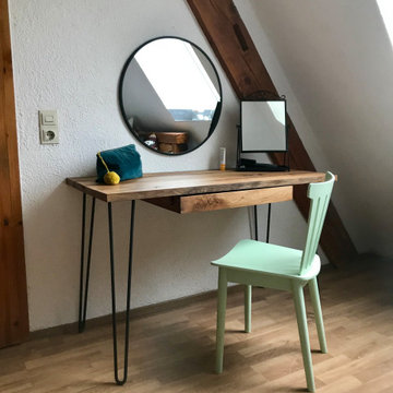 kleiner Schminktisch mit Schublade