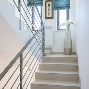 Modelo de escalera en U, mediterránea, de tamaño medio, con escalones de madera pintada, contrahuellas de madera pintada y barandilla de metal