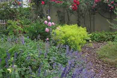 Landhausstil Garten im Sommer in Sonstige