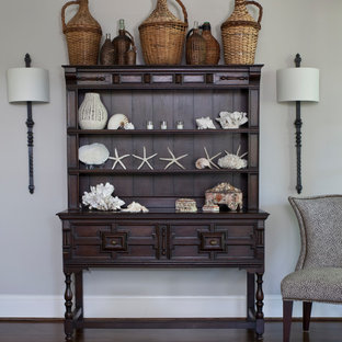 Klassisk inredning av en mellanstor hall, med grå väggar, brunt golv och mörkt trägolv