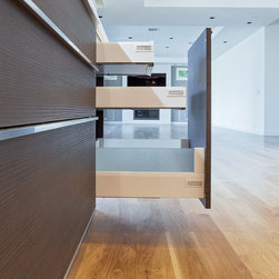 Modern kitchen in Beverly Hills - Kitchen Cabinetry