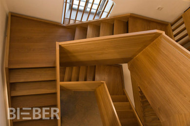 Geräumige Moderne Treppe in L-Form mit Holz-Setzstufen in Dresden