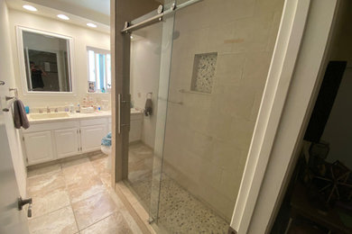 Ejemplo de cuarto de baño infantil y de pie de tamaño medio con ducha empotrada