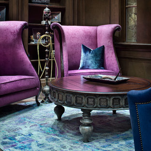 Foto di un ampio ufficio mediterraneo con pareti marroni, nessun camino e scrivania autoportante