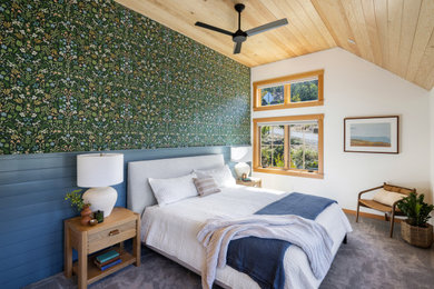 ポートランドにある中くらいなモダンスタイルのおしゃれな客用寝室 (青い壁、カーペット敷き、ベージュの床、壁紙)