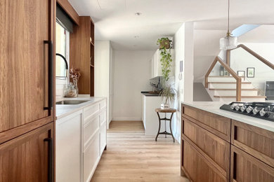 Cocina en madera de nogal contemporánea y sostenible.