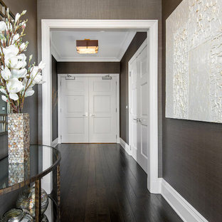 Idéer för stora vintage hallar, med bruna väggar, mörkt trägolv och brunt golv