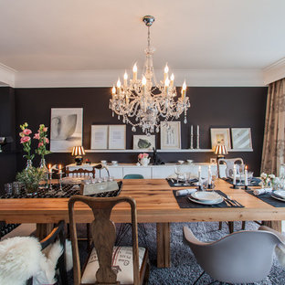 Стильный дизайн: гостиная-столовая среднего размера в стиле фьюжн с черными стенами без камина - последний тренд