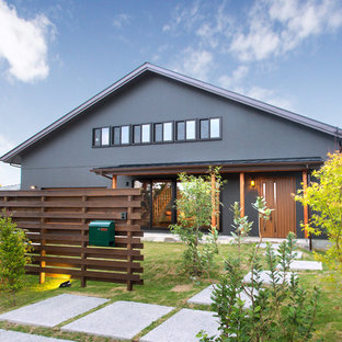 他の地域のアジアンスタイルのおしゃれな二階建ての家 (黒い外壁、切妻屋根、戸建、金属屋根) の写真