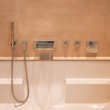 Bad mit Wellness Badewanne - Liegefläche und Wandarmatur