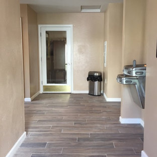 Idee per un ingresso o corridoio stile marinaro con pareti arancioni e pavimento marrone