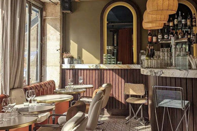 Idée de décoration pour une salle à manger vintage en bois avec un sol en carrelage de céramique et un sol multicolore.