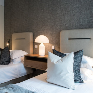 Avenida da Liberdade guest bedroom with twin beds and bedside lamp