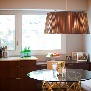 エドモントンの中サイズのコンテンポラリースタイルのおしゃれなホームバー (家具調キャビネット、中間色木目調キャビネット、人工大理石カウンター) の写真