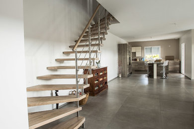 Cette photo montre un escalier tendance en L avec des marches en bois.