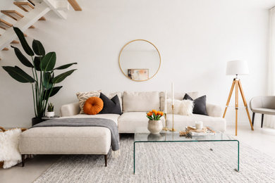 Living room photo in Montreal