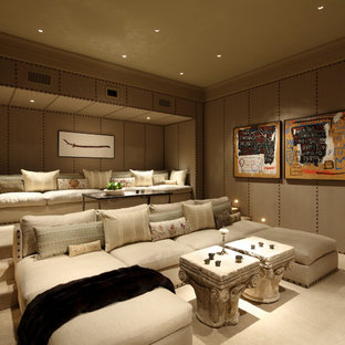Imagen de cine en casa cerrado, mediterráneo, de tamaño medio, con moqueta, suelo beige y paredes marrones