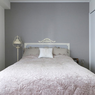 Inspiration för mellanstora skandinaviska huvudsovrum, med grå väggar, plywoodgolv och vitt golv