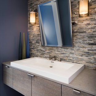 Foto di un piccolo bagno di servizio minimalista con lavabo a bacinella, ante lisce, ante in legno scuro, top in quarzo composito, piastrelle grigie, pareti viola e pavimento con piastrelle in ceramica