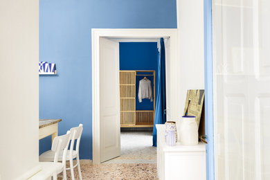 Foto di una sala da pranzo aperta verso il soggiorno mediterranea di medie dimensioni con pareti blu, pavimento con piastrelle in ceramica, pavimento rosa e pannellatura
