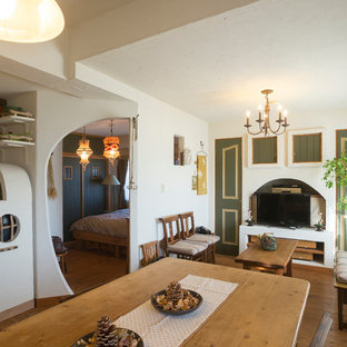 他の地域のアジアンスタイルのおしゃれなリビング (白い壁、無垢フローリング、据え置き型テレビ) の写真