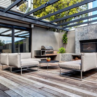 メルボルンのコンテンポラリースタイルのおしゃれな裏庭のデッキ (パーゴラ、ファイヤーピット) の写真