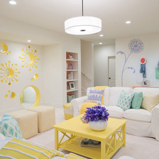 Foto de sótano ecléctico, grande, con paredes blancas, moqueta y suelo blanco