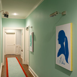 Idéer för att renovera en mellanstor vintage hall, med blå väggar och mörkt trägolv